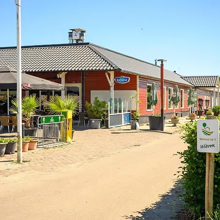 With Covered Terrace And Pool Дом отдыха *